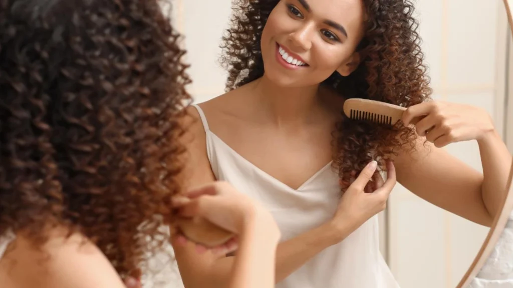 therunwaylooks wash day for coily hair detangle image