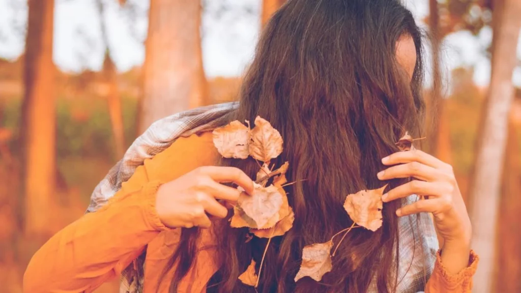 therunwaylooks how to keep hair moist blog post women with aututmn leaves image